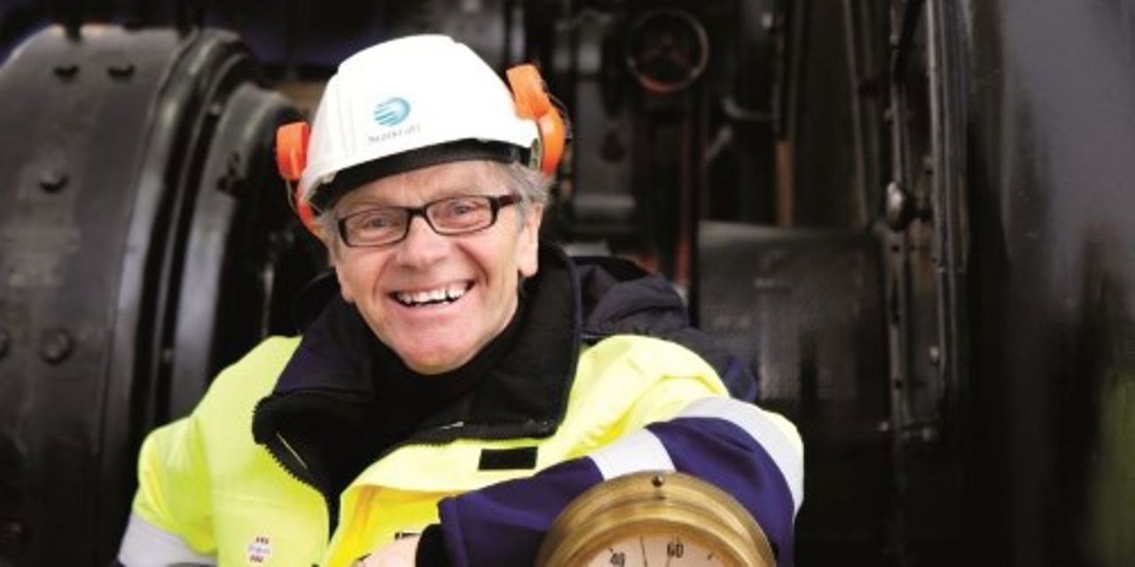 Smilende Statkraft-ansatt med hjelm