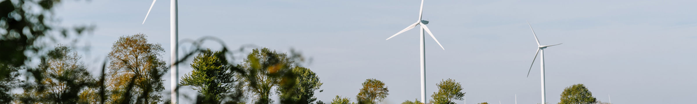 To vindturbiner og himmel