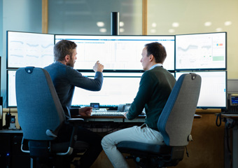 To personer i tradingrommet