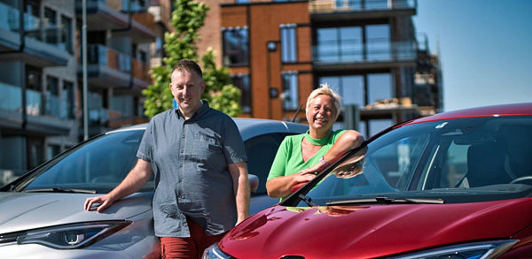 Trod og Laila ved elbil