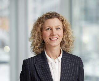 Dame smiler til kameraet