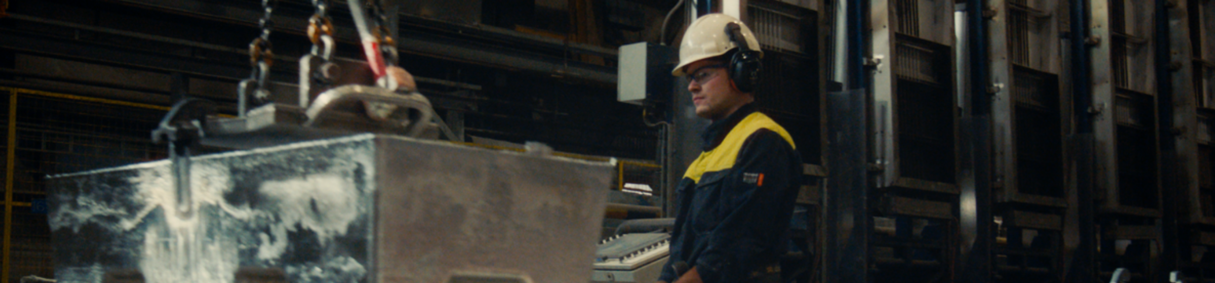 Mann jobber i et produksjonsanlegg