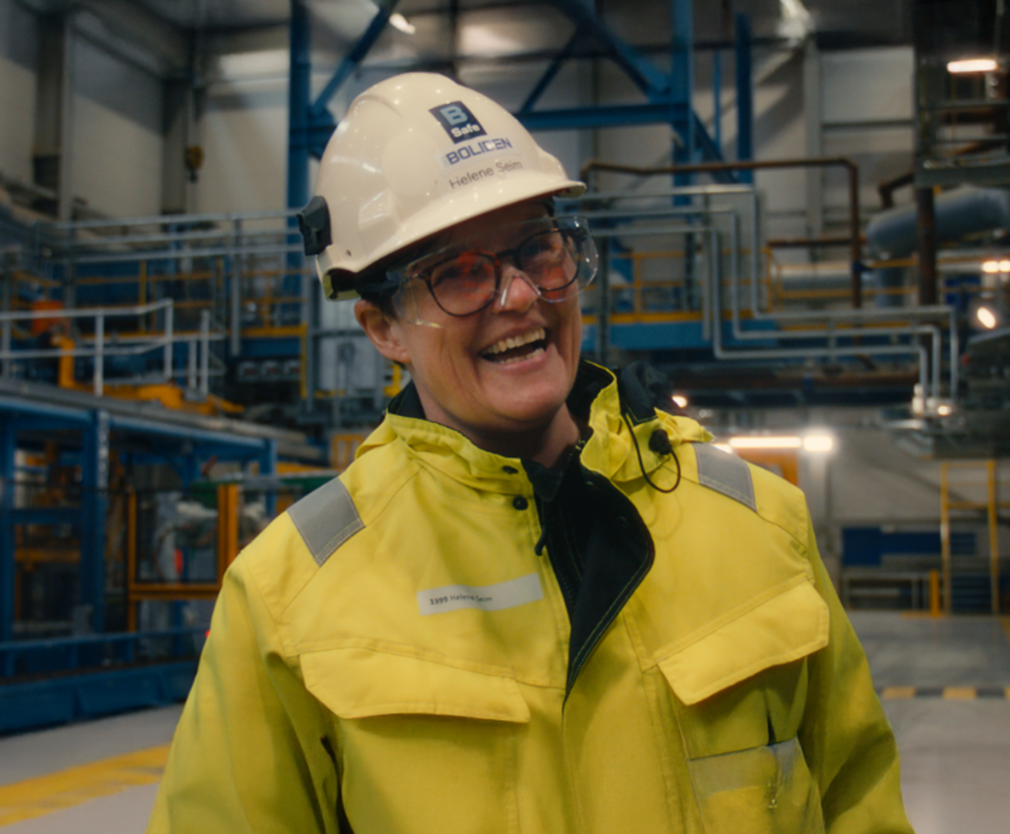 Dame i verneutstyr smiler